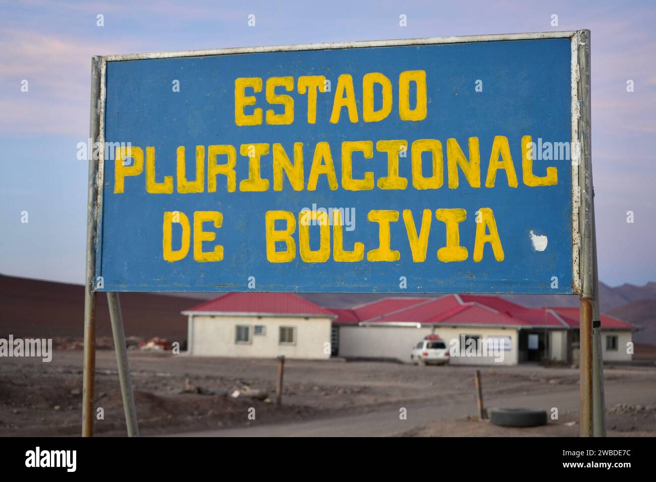 Handgemaltes Grenzschild für den Staat Bolivien, San Pedro de Atecama, Chile. Stockfoto