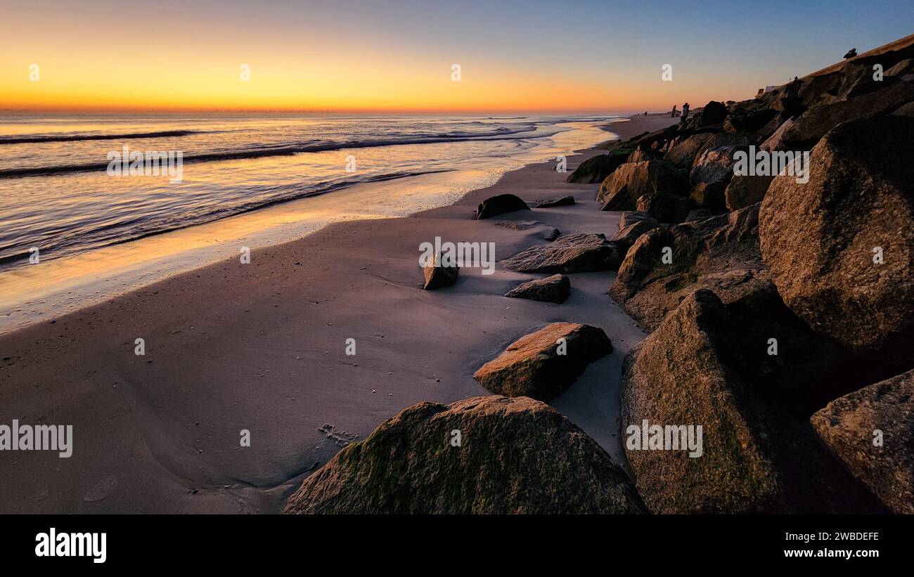 Ein atemberaubender Blick auf einen Strand am Meer bei Sonnenuntergang Stockfoto