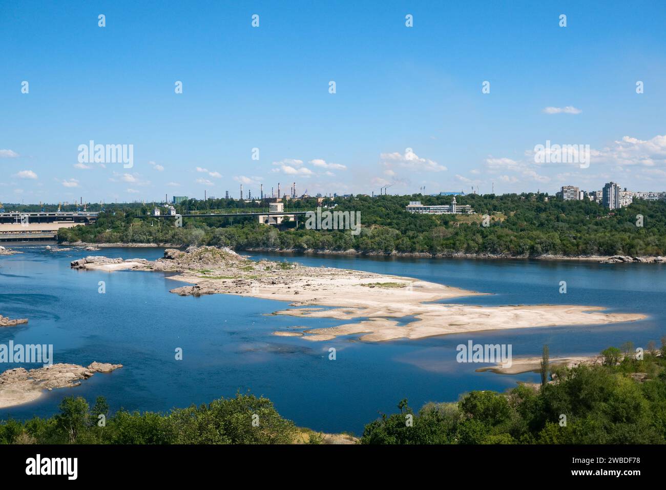Blick auf die Insel Eiche am Fluss Dnipro in Zaporischzhia bei Ebbe Stockfoto