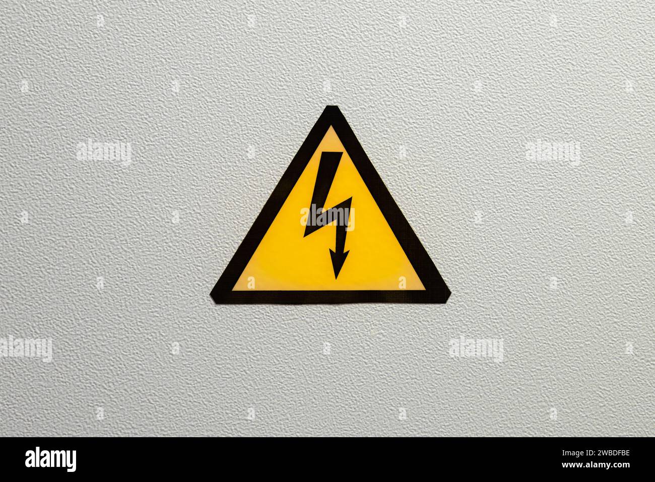 Dreieckiges Gefahrenzeichen (schwarzer Blitz auf gelbem Hintergrund). Stockfoto