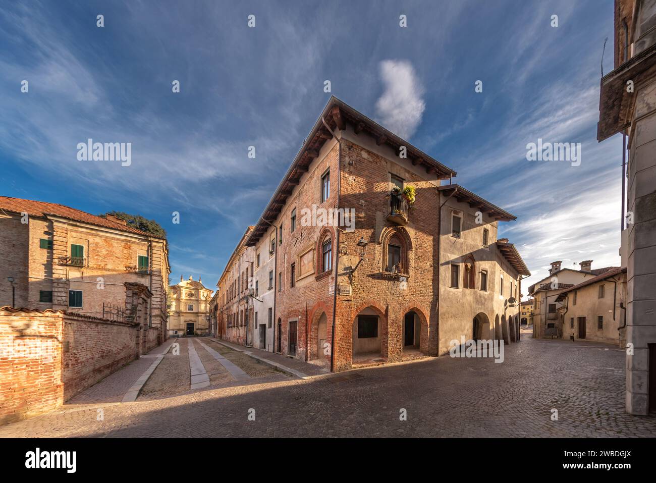 Carignano, Turin, Italien - 18. November 2023: Panoramablick zwischen der Via Frichieri und der Via Monte di Pietà mit einem mittelalterlichen Haus mit gotischem stil Stockfoto