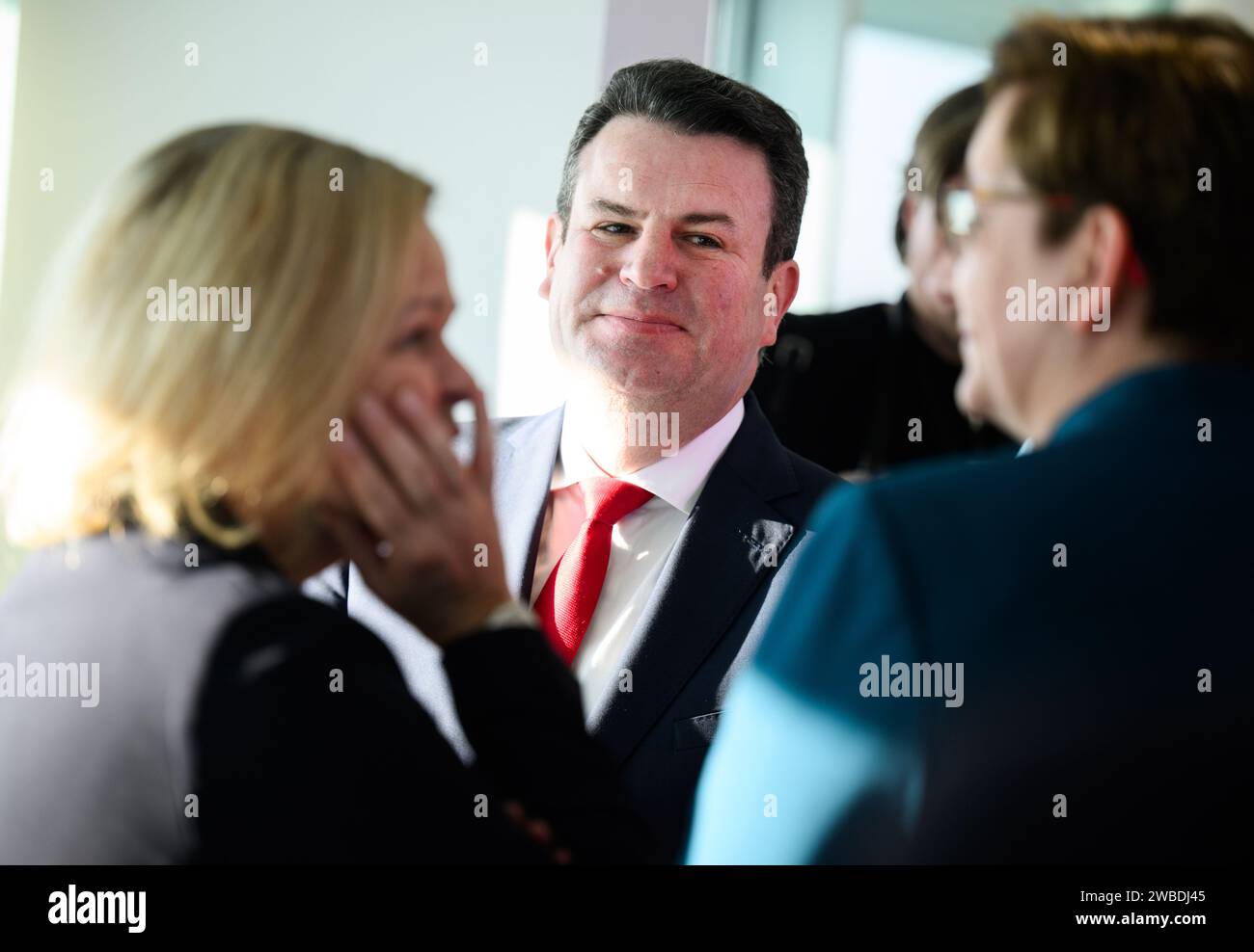 Berlin, Deutschland. Januar 2024. Nancy Faeser (l-r, SPD), Bundesminister des Innern und Innern, Hubertus Heil (SPD), Bundesminister für Arbeit und Soziales, und Klara Geywitz (SPD), Bundesministerin für Wohnungsbau, Stadtentwicklung und Bauwesen, sprechen zu Beginn der ersten Kabinettssitzung der Bundesregierung in diesem Jahr im Bundeskanzleramt. Quelle: Bernd von Jutrczenka/dpa/Alamy Live News Stockfoto