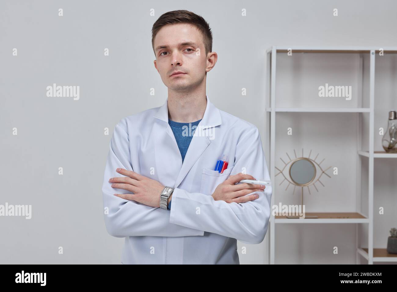 Porträt eines jungen Arztes in der Praxis Stockfoto