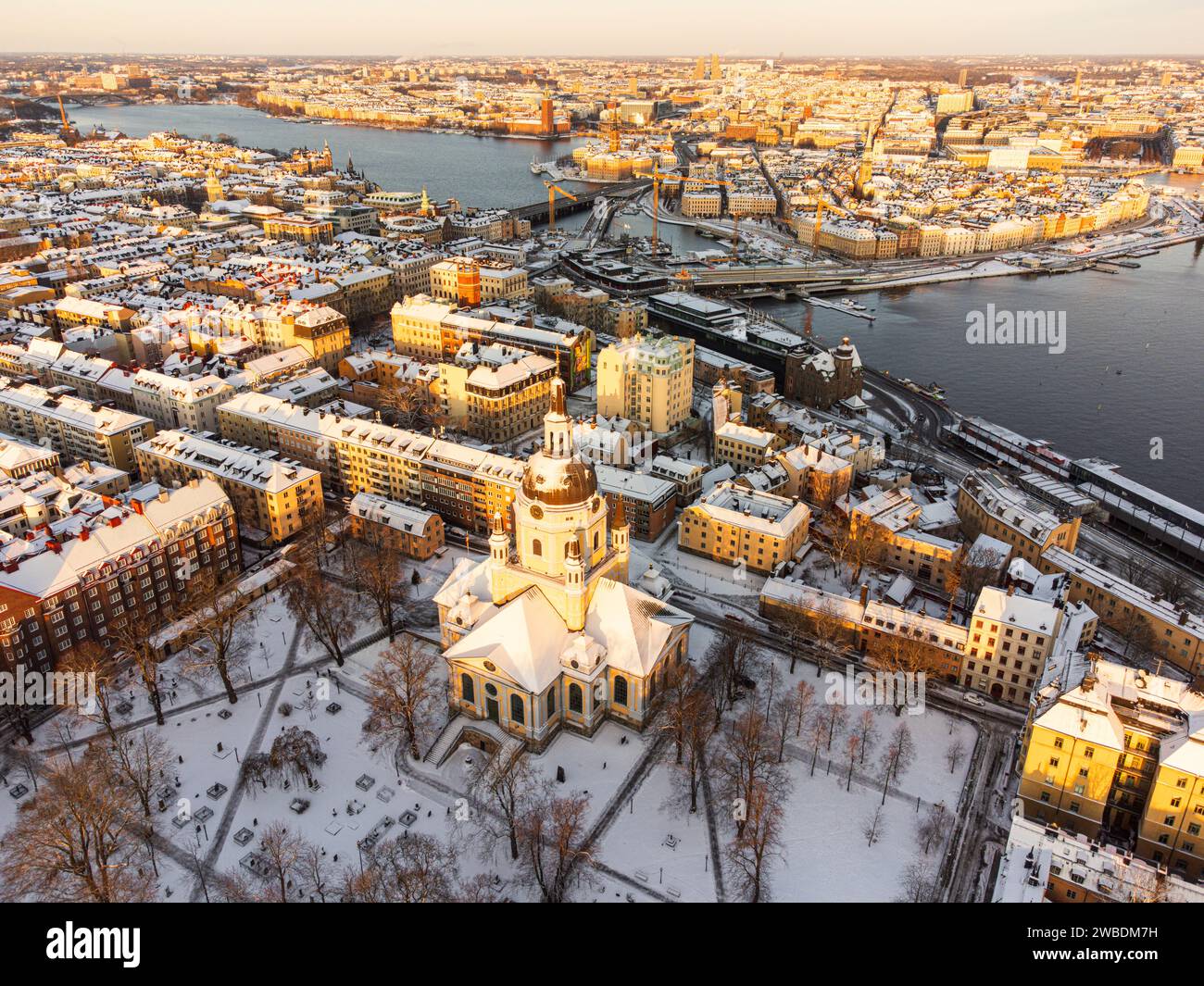 Stockholm im Winter, Blick von der Katarinakirche in Richtung Altstadt und Königspalast (gamla stan, Riddarholmen, Södermalm) Stockfoto