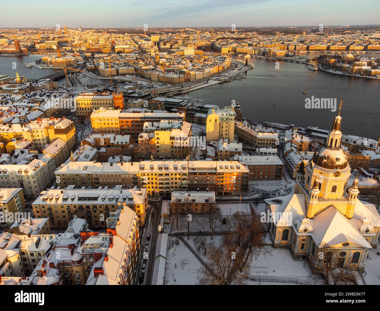 Stockholm im Winter, Blick von der Katarinakirche in Richtung Altstadt und Königspalast (gamla stan, Riddarholmen, Södermalm) Stockfoto