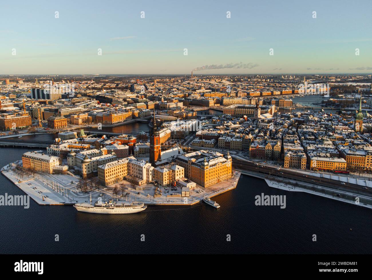 Panorama der Altstadt von Stockholm, der Insel Riddarholmen und der Innenstadt, im Winter mit Schnee und hellem Sonnenschein. Blickwinkel der Drohne. Stockfoto