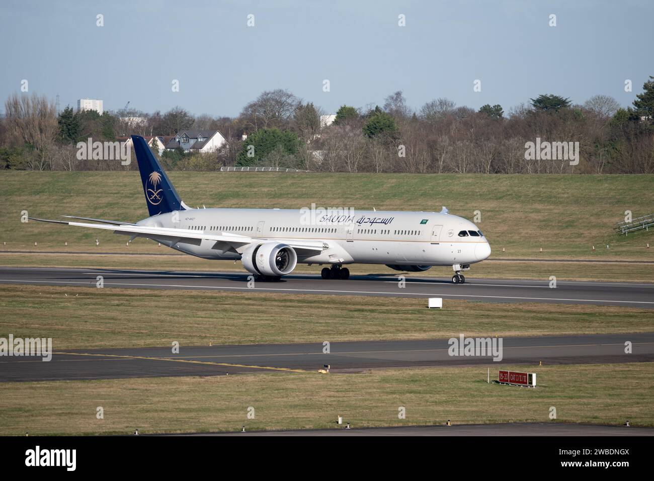 Saudi Arabian Airlines Boeing 787-10 Dreamliner landet am Flughafen Birmingham, Großbritannien (HZ-AR27) Stockfoto