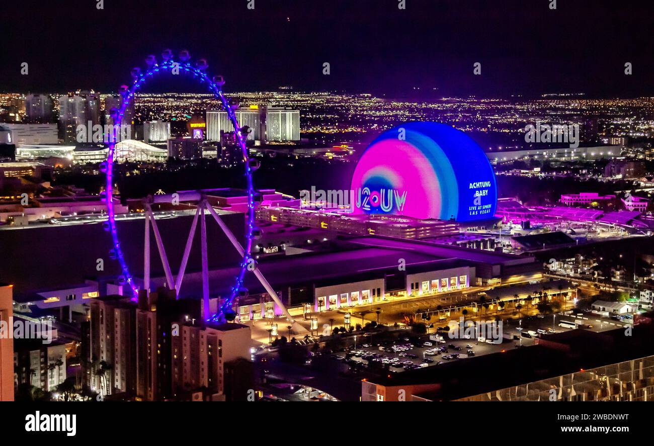 Las Vegas, Nevada, USA - 7. November 2023: MSG Sphere und High Roller werden nachts beleuchtet Stockfoto