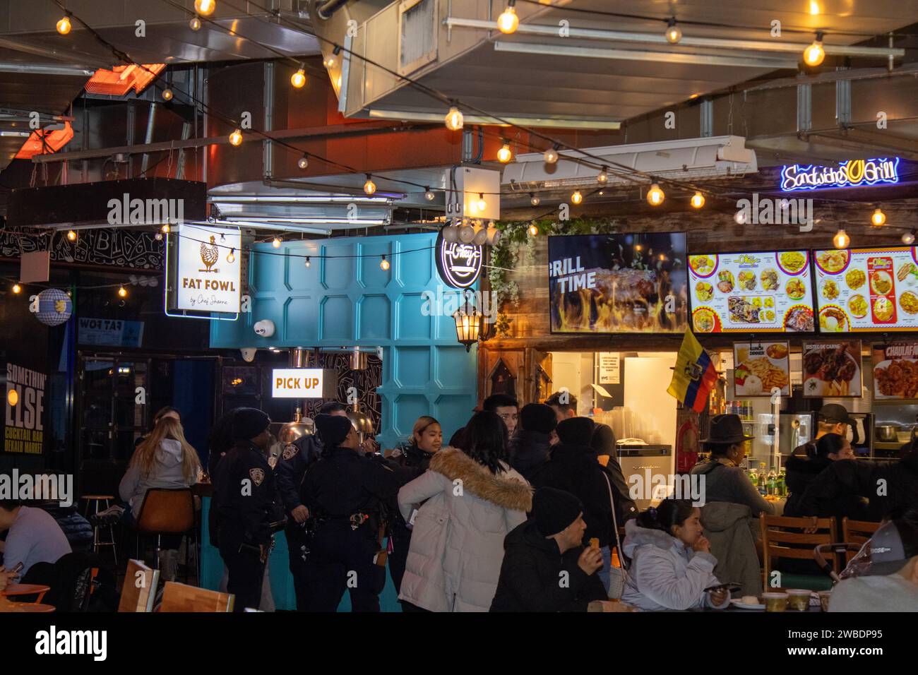 Ein geschäftiger Lebensmittelmarkt im lebhaften Stadtteil Brooklyn, New York, USA Stockfoto