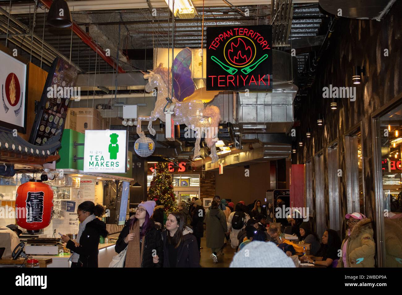 Ein geschäftiger Lebensmittelmarkt im lebhaften Stadtteil Brooklyn, New York, USA Stockfoto