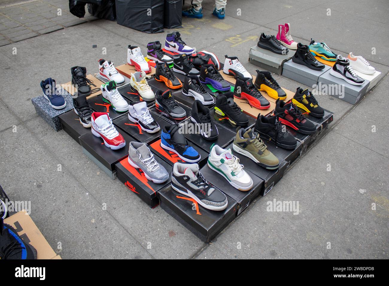 Eine lebhafte Straßenszene mit einer Vielzahl von farbenfrohen Sneakers, die in New York, USA, verkauft werden Stockfoto