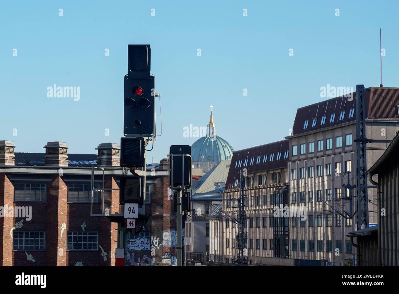 Berlin, Deutschland 10. Januar 2024: Rotes Signal an der Ausfahrt S-Bahnhof Friedrichstraße. Im Hintergrund: Kuppel des Berliner Doms *** Berlin, Deutschland 10. Januar 2024 Rotes Signal an der S-Bahnhofsausfahrt Friedrichstraße im Hintergrund die Kuppel des Berliner Doms Copyright: XFotostandx/xReuhlx Stockfoto