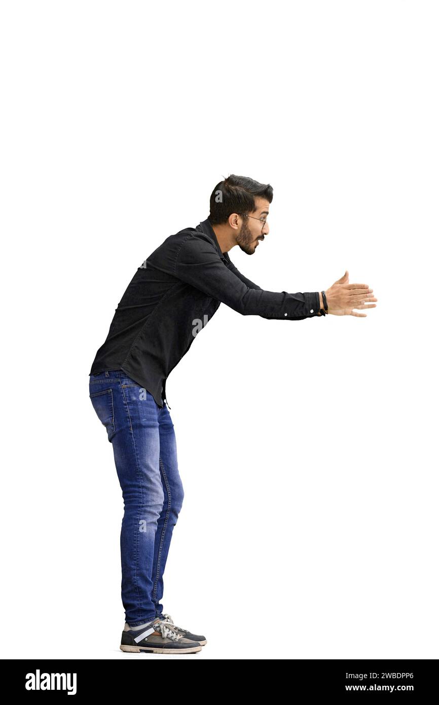 Ein Mann, auf weißem Hintergrund, in voller Höhe, spreizt seine Arme Stockfoto