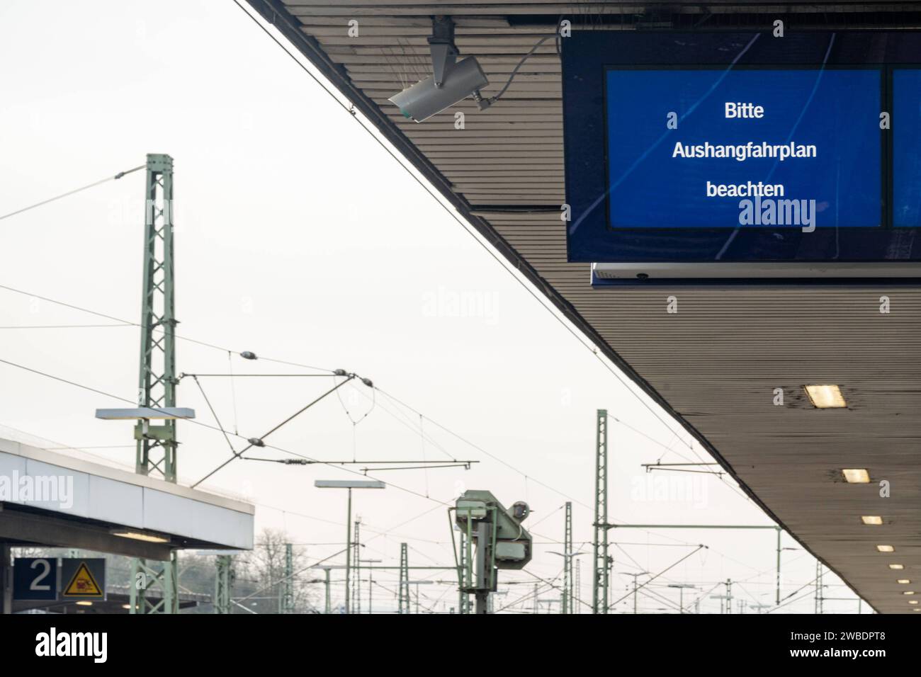 Umfangreicher Bahnstreik in Deutschland 10.01.2024, Limburg: Symbolfoto, Illustrationsbild, Symbolbild, Illustrationsfoto Infoschild mit dem Hinweis öBitte Aushangfahrplan beachten Umfangreicher Bahnstreik in Deutschland: Vom 10. bis 12. Januar 2024 legt die Gewerkschaft Deutscher Lokomotivführer GDL den Güter- und Personenverkehr lahm. Die Gewerkschaft fordert bessere Arbeitsbedingungen und höhere Löhne für ihre Mitglieder. Dieser Streik betrifft zahlreiche Bahnverbindungen und führt zu erheblichen Beeinträchtigungen im Reise- und Gütertransport. Limburg Hessen Deutschland *** ausgedehnte Eisenbahnstri Stockfoto