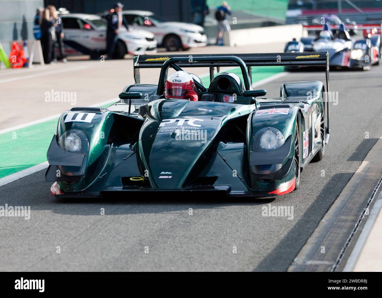 Paul Cope fuhr seinen Black, Reynard Protran RS06/H und verließ die Boxengasse beim Masters Legends Endurance Race. Stockfoto