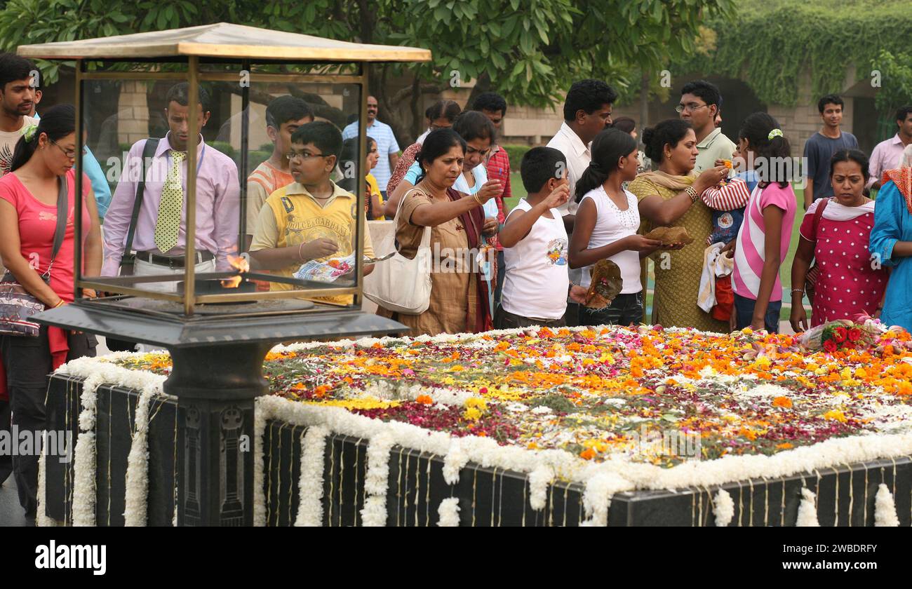 Image ©Lizenzierung an Parsons Media. 01/10/2008. London, Indien. Die Menschen zollen ihren Respekt an der Ghandi-Gedenkstätte in Raj Ghat in Neu-Delhi, Indien Bild von Andrew Parsons / Parsons Media Stockfoto