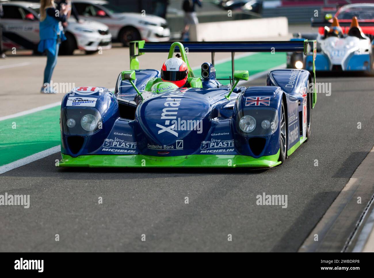 Gregor Fisken fuhr mit seinem Blue and Green, 2001, Dallara SP1, und verließ die Boxengasse zu Beginn des Masters Legends Endurance Race. Stockfoto