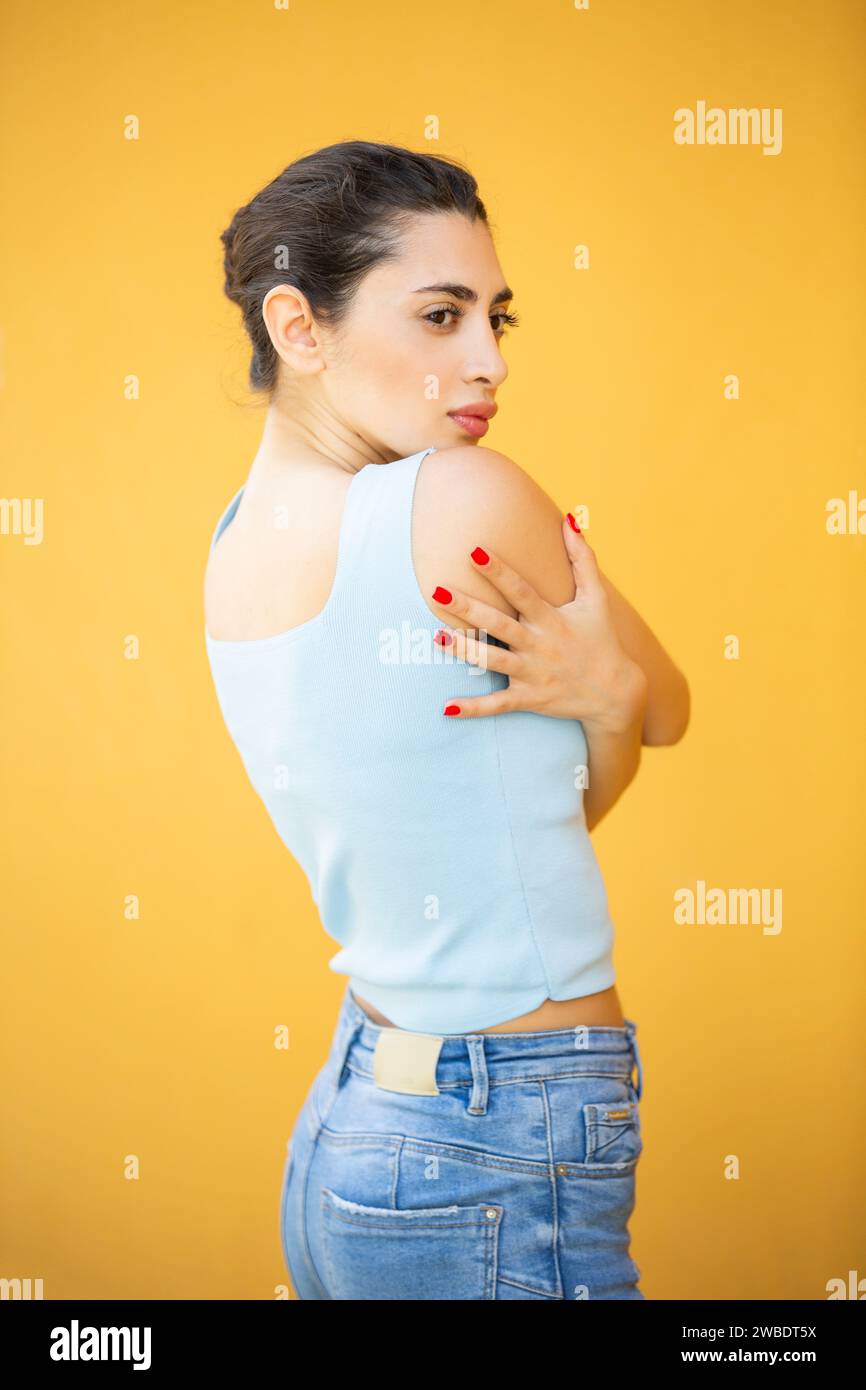 Schöne junge Frau weg schauen im Freien Stockfoto