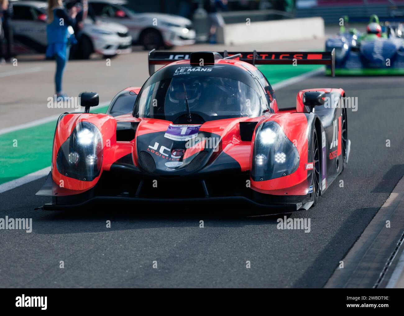 Stephan Joebstl und Andy Willis's Black and Orange, 2017, Ligier JSP3, verließen die Boxengasse beim Masters Legends Endurance Race. Stockfoto