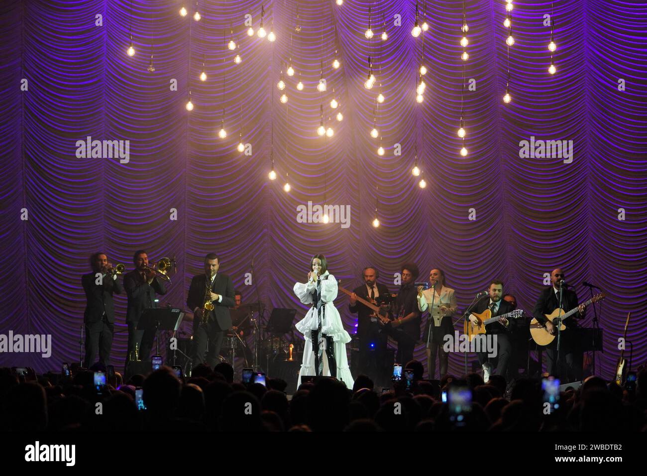 ISTANBUL, TURKIYE - 12. MAI 2023: Türkischer Sänger Zeynep Bastik Konzert in Istanbul Stockfoto