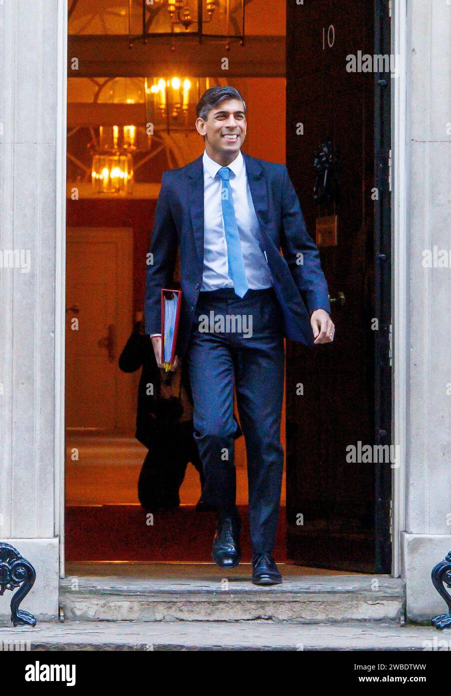 London, Großbritannien. Januar 2024. Premierminister Rishi Sunak verlässt Nummer 10, um Fragen zum Premierminister zu stellen. Er wird auf Sir Keir Starmer über den Versandkarton treffen. Quelle: Mark Thomas/Alamy Live News Stockfoto