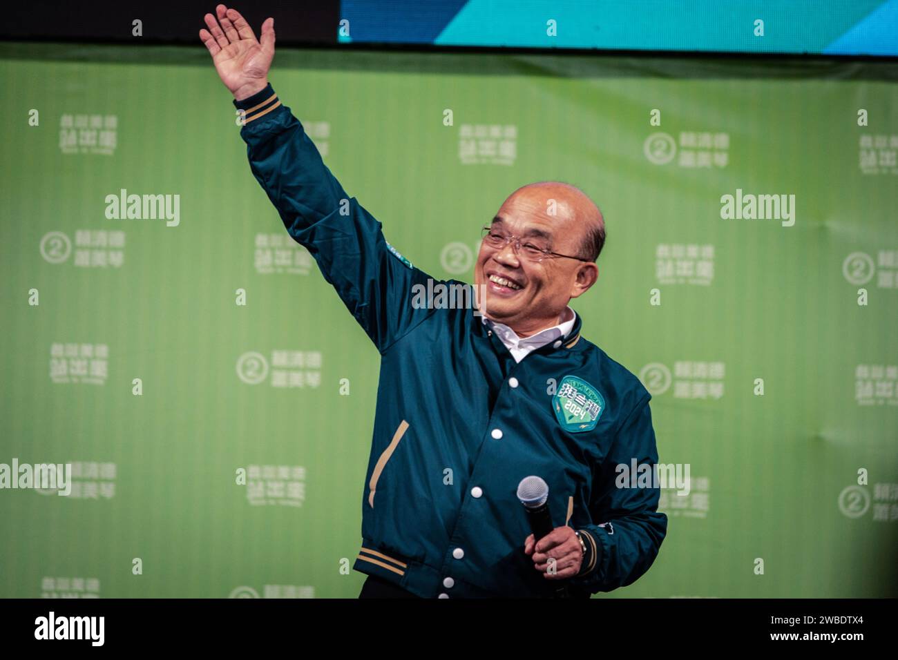 Keelung, Taiwan. Januar 2024. Der Premierminister der Republik China (Taiwan) Su Tseng-chang begrüßt die Anhänger während der Wahlkampfveranstaltung. In der letzten Woche der Präsidentschaftswahlen in Taiwan 2024 veranstaltete die Demokratische Progressive Party (DPP) eine massive Kundgebung in Xinzhuang, New Taipeh City. (Foto: Alex Chan TSZ Yuk/SOPA Images/SIPA USA) Credit: SIPA USA/Alamy Live News Stockfoto