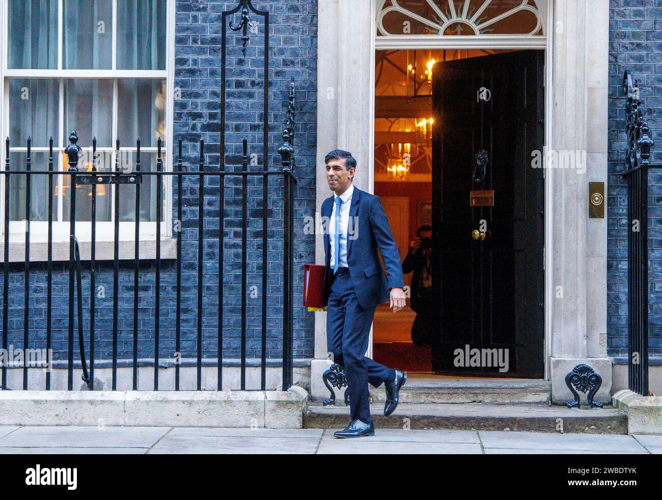 London, Großbritannien. Januar 2024. Premierminister Rishi Sunak verlässt Nummer 10, um Fragen zum Premierminister zu stellen. Er wird auf Sir Keir Starmer über den Versandkarton treffen. Quelle: Mark Thomas/Alamy Live News Stockfoto