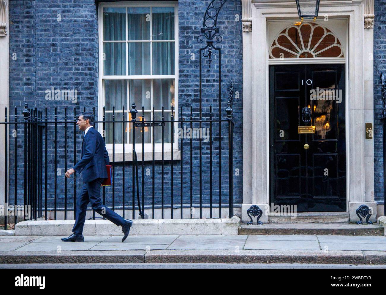 London, Großbritannien. Januar 2024. Premierminister Rishi Sunak verlässt Nummer 10, um Fragen zum Premierminister zu stellen. Er wird auf Sir Keir Starmer über den Versandkarton treffen. Quelle: Mark Thomas/Alamy Live News Stockfoto