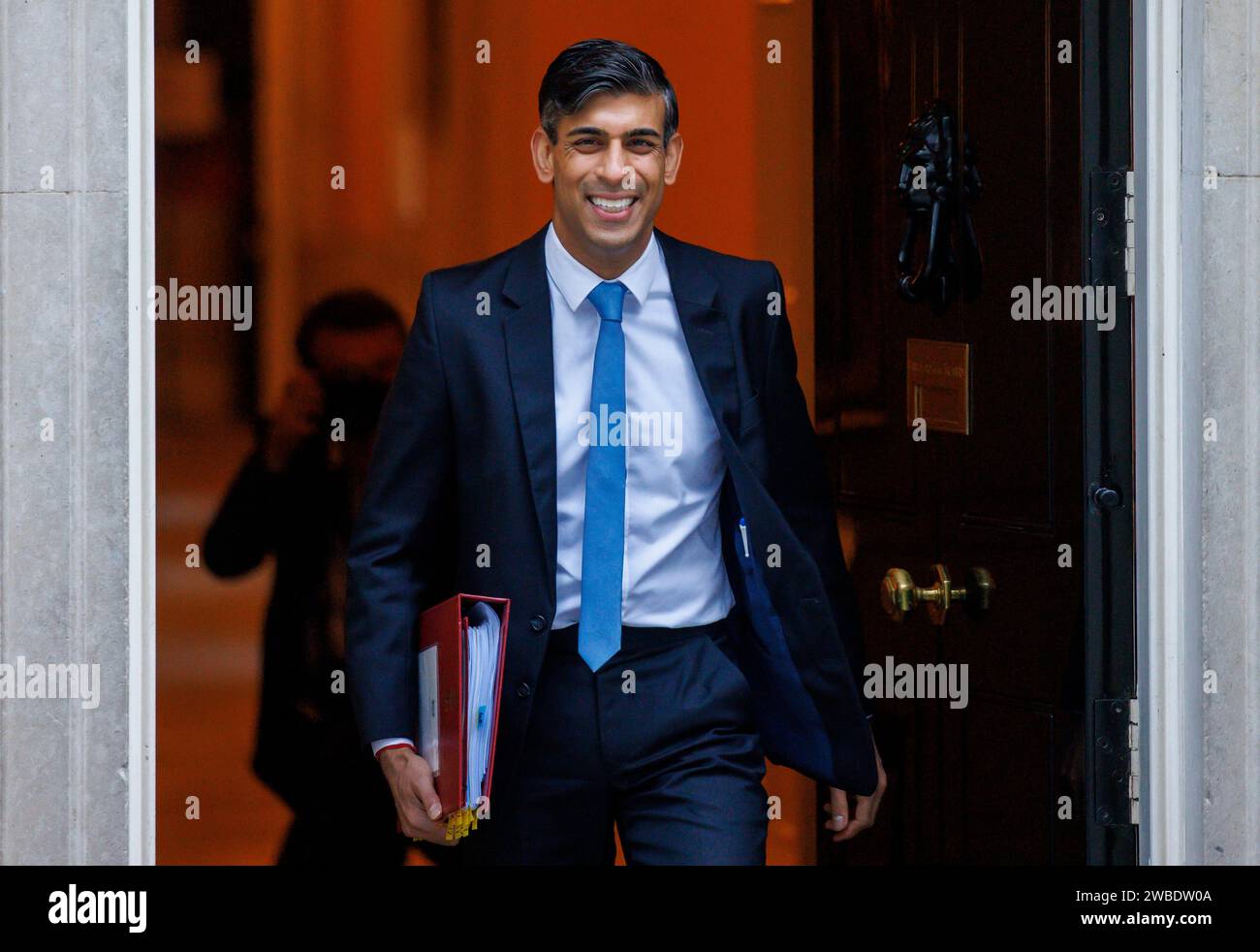 London, Großbritannien. Januar 2024. Premierminister Rishi Sunak verlässt Nummer 10, um Fragen zum Premierminister zu stellen. Er wird auf Sir Keir Starmer über den Versandkarton treffen. Quelle: Mark Thomas/Alamy Live News Stockfoto