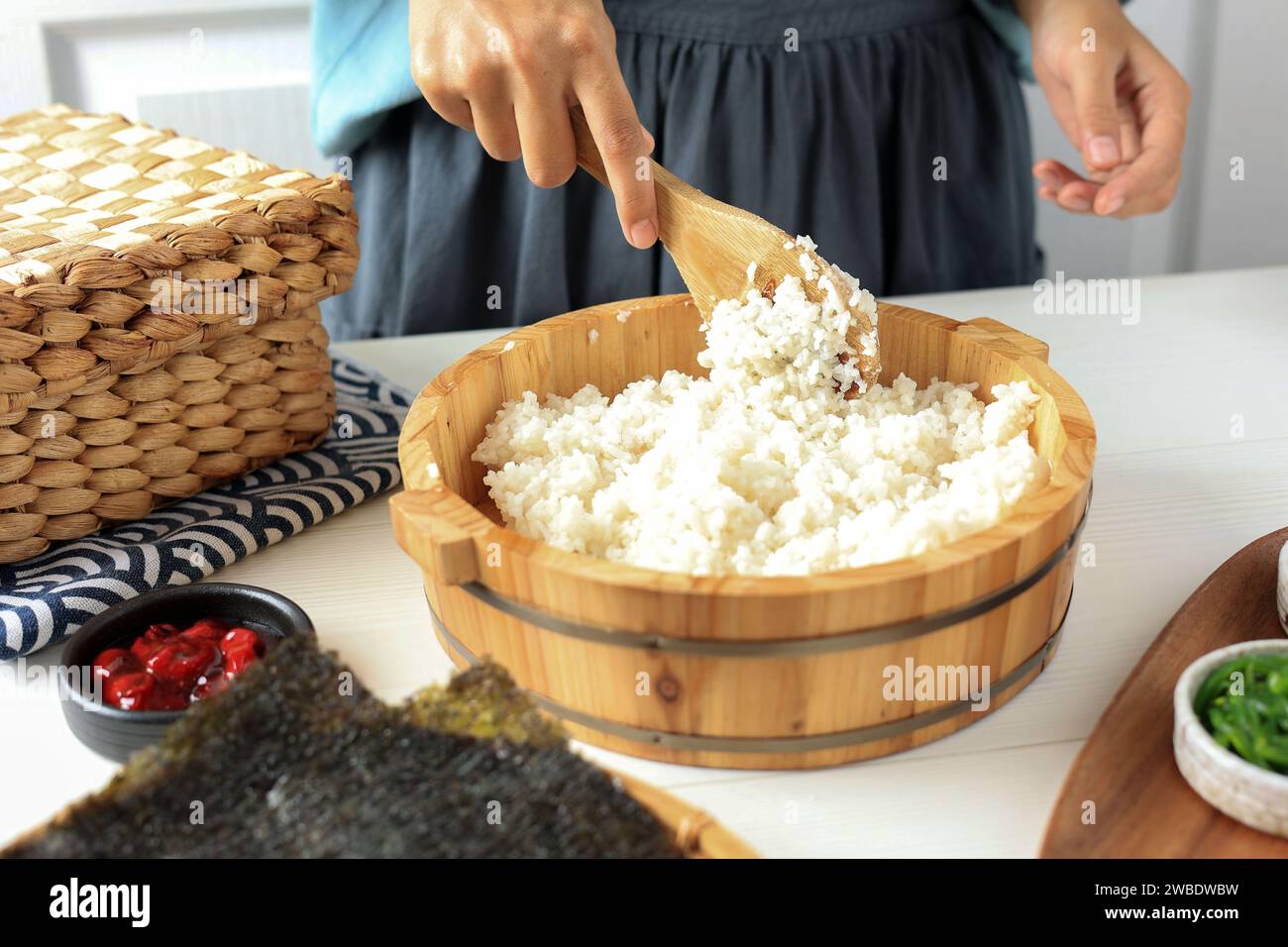 Weibliche Asiatische Bambus-Reislöffel, Japanisches Reiskonzept Stockfoto