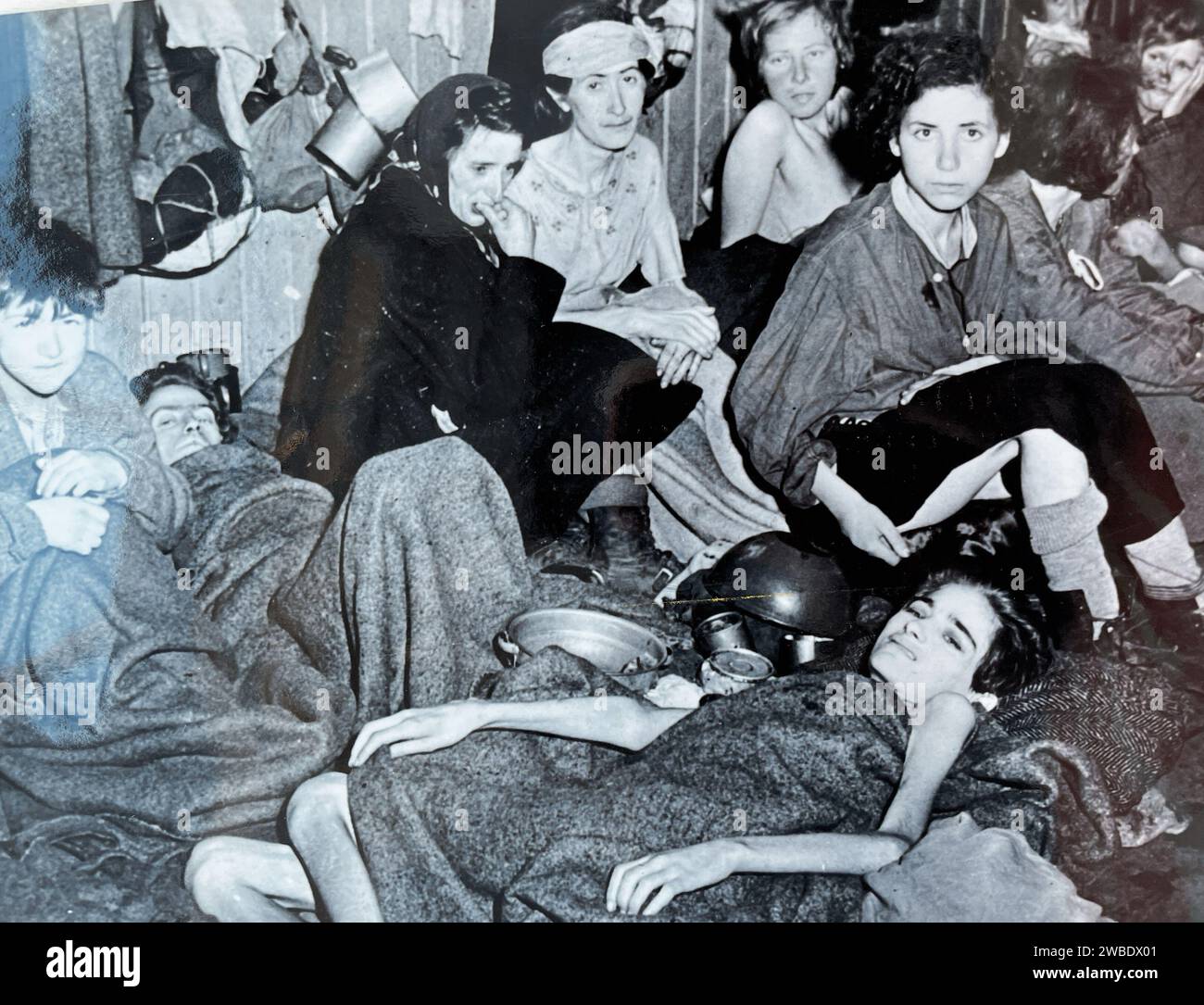 KONZENTRATIONSLAGER BERGEN-BELSEN, DEUTSCHLAND. Einige der Gefangenen nach der Befreiung des Lagers durch britische Truppen am 15. April 1945. Stockfoto