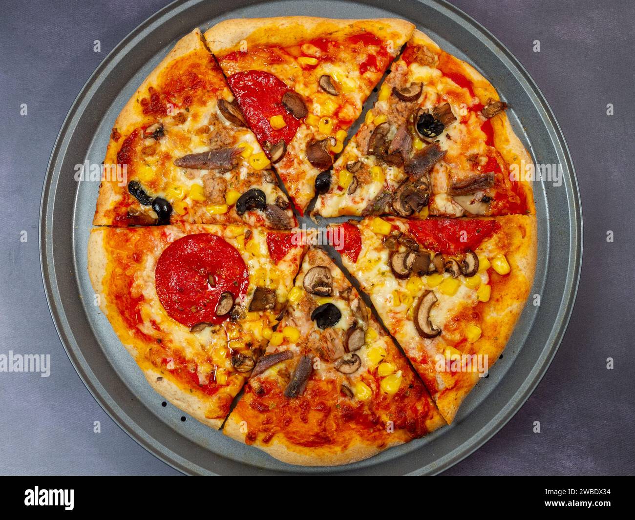 Verschiedene Pizzastücke Stockfoto