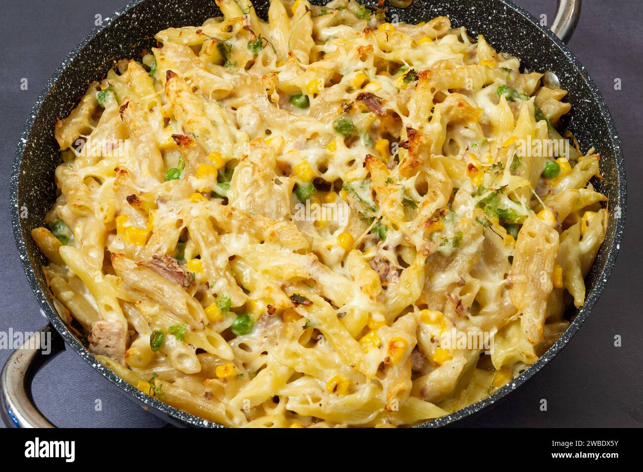 Thunfisch-Pasta in der Pfanne backen Stockfoto