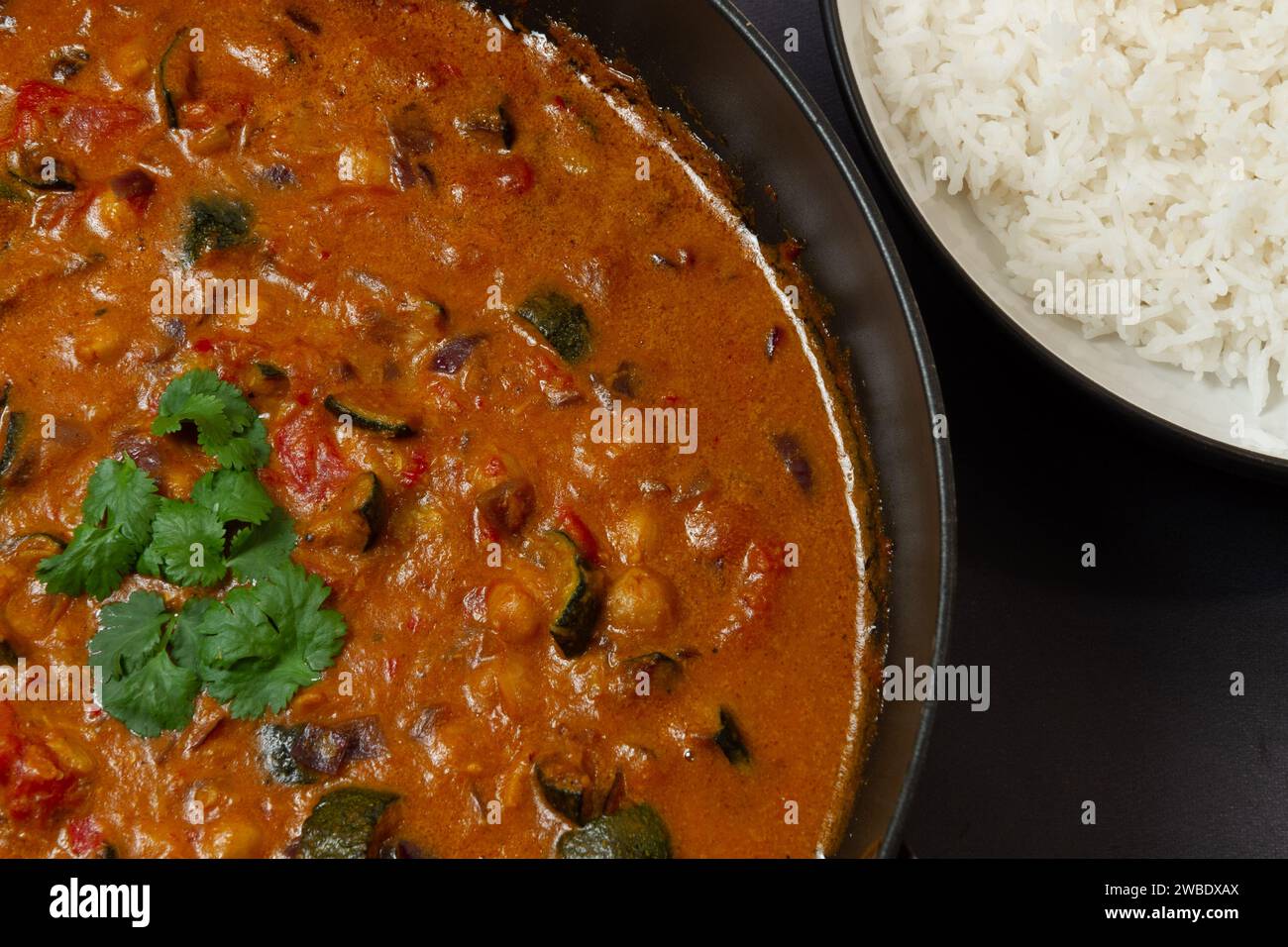 Zucchini-Curry und Basmati-Reis, Nahaufnahme Stockfoto
