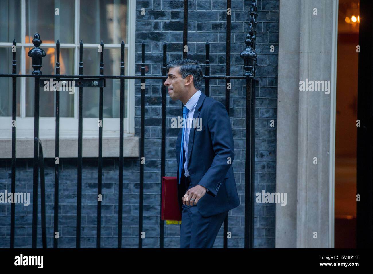 London, England, Großbritannien. Januar 2024. Der britische Premierminister RISHI SUNAK verlässt 10 Downing Street für die ersten PMQs des Jahres 2024. (Kreditbild: © Tayfun Salci/ZUMA Press Wire) NUR REDAKTIONELLE VERWENDUNG! Nicht für kommerzielle ZWECKE! Stockfoto