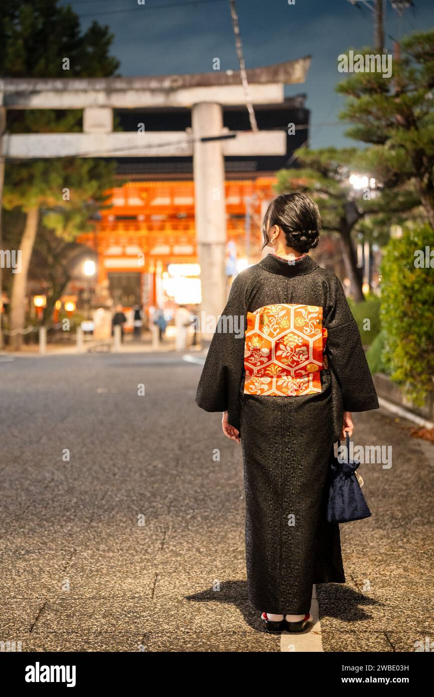 Japanische weibliche Kimono Porträt Rückansicht Fotografie. Kyoto, Japan. Traditioneller japanischer Schrein Torii. Stockfoto