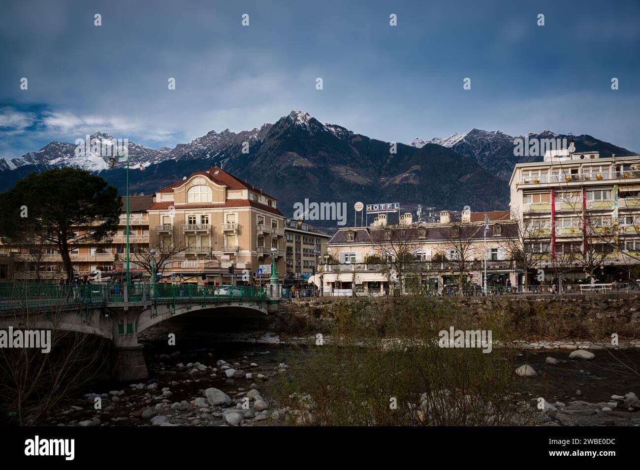 Ein atemberaubender Blick auf die Gebäude in der charmanten Stadt Meran, Südtirol, Italien Stockfoto