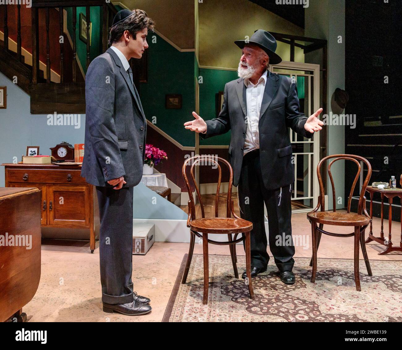 Arcola Theatre, London, Großbritannien. Januar 2024. Two's Company inszeniert einen Fotoaufruf für ein vergessenes jüdisches Meisterwerk, „Don't Destroy Me“, eine zärtliche und aufschlussreiche Geschichte über jüdische Flüchtlinge in London der Nachkriegszeit. Don't Destroy Me Produktion läuft im Arcola Theater bis zum 3. Februar, wo Nicholas Day als Rabbi und Eddie Boyce als Sammy anstarrt. Foto: Amanda Rose/Alamy Live News Stockfoto