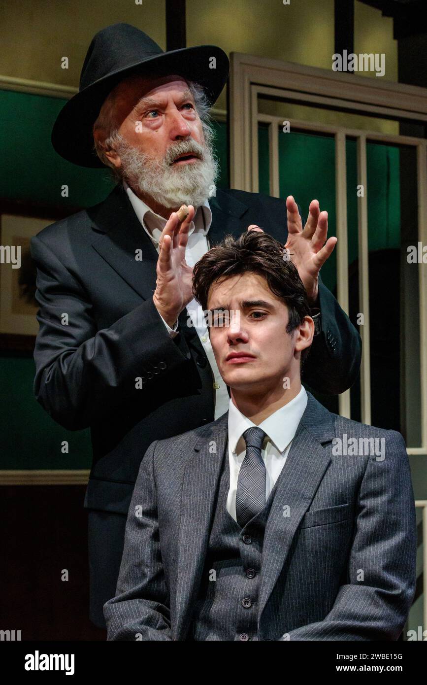 Arcola Theatre, London, Großbritannien. Januar 2024. Two's Company inszeniert einen Fotoaufruf für ein vergessenes jüdisches Meisterwerk, „Don't Destroy Me“, eine zärtliche und aufschlussreiche Geschichte über jüdische Flüchtlinge in London der Nachkriegszeit. Don't Destroy Me Produktion läuft im Arcola Theater bis zum 3. Februar, wo Nicholas Day als Rabbi und Eddie Boyce als Sammy anstarrt. Foto: Amanda Rose/Alamy Live News Stockfoto