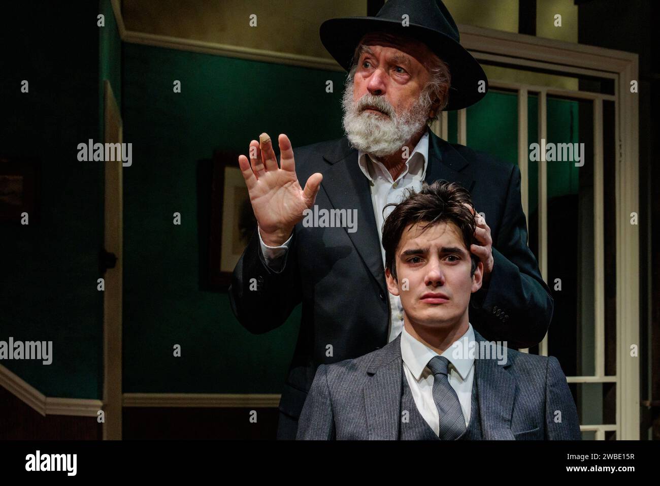 Arcola Theatre, London, Großbritannien. Januar 2024. Two's Company inszeniert einen Fotoaufruf für ein vergessenes jüdisches Meisterwerk, „Don't Destroy Me“, eine zärtliche und aufschlussreiche Geschichte über jüdische Flüchtlinge in London der Nachkriegszeit. Don't Destroy Me Produktion läuft im Arcola Theater bis zum 3. Februar, wo Nicholas Day als Rabbi und Eddie Boyce als Sammy anstarrt. Foto: Amanda Rose/Alamy Live News Stockfoto