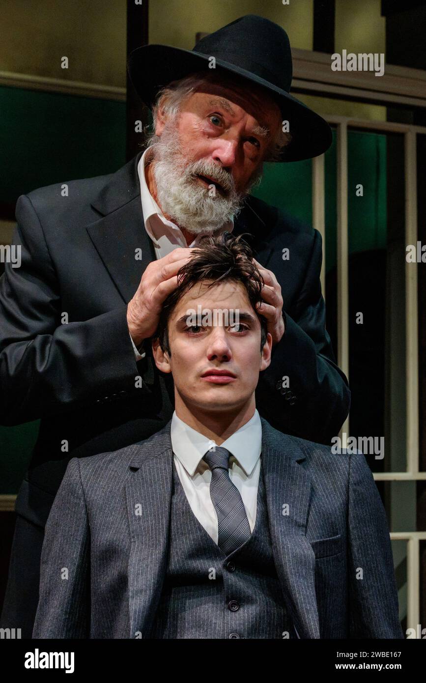 Arcola Theatre, London, Großbritannien. Januar 2024. Two's Company inszeniert einen Fotoaufruf für ein vergessenes jüdisches Meisterwerk, „Don't Destroy Me“, eine zärtliche und aufschlussreiche Geschichte über jüdische Flüchtlinge in London der Nachkriegszeit. Don't Destroy Me Produktion läuft im Arcola Theater bis zum 3. Februar, wo Nicholas Day als Rabbi und Eddie Boyce als Sammy anstarrt. Foto: Amanda Rose/Alamy Live News Stockfoto