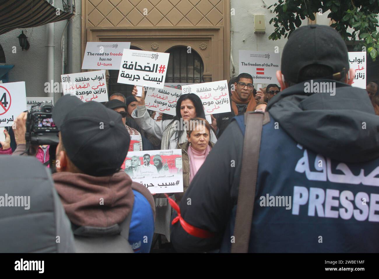 Die nationale union tunesischer Journalisten SNJT organisierte heute, Mittwoch, den 10. Januar, eine Protestbewegung vor dem Gericht erster Instanz von Tunis für die Freilassung von 3 Journalisten, die von den Behörden verhaftet wurden.Foto Wassime Mahjoub. Eine Demonstration der Solidarität mit den verhafteten Journalisten. Stockfoto