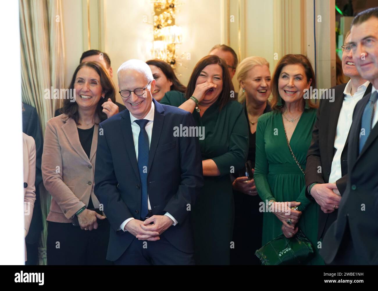 Hamburg, Deutschland. Januar 2024. Peter Tschentscher (2. V. l., SPD), erster Bürgermeister von Hamburg, und Bundestagsabgeordneter Aydan Özoguz (links, SPD), sowie Katharina Fegebank (3. V. l., Bündnis 90/die Grünen), zweite Bürgermeisterin und Senatorin für Wissenschaft, Forschung und Gleichstellung, lachen Sie während der Rede der Chefredakteurin beim Neujahrsempfang des Hamburger Abendblattes im Hotel vier Jahreszeiten Hamburg. Quelle: Marcus Brandt/dpa/Alamy Live News Stockfoto