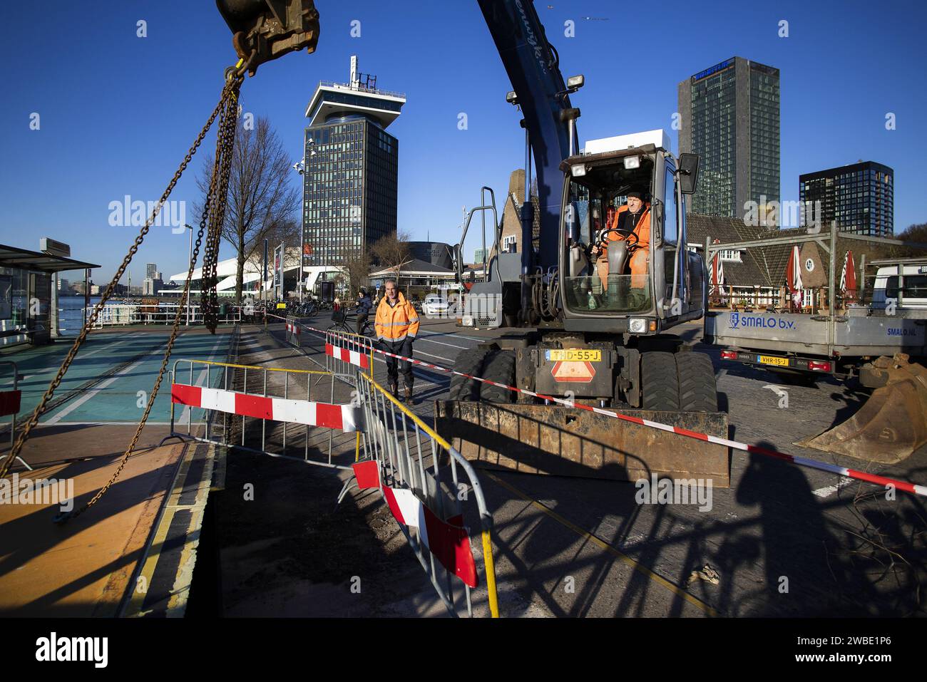 AMSTERDAM - ein Teil des Anlegeplatzes für die Fähre auf dem Buiksloterweg hat sich gelöst. Fähren fahren daher vom Amsterdamer Hauptbahnhof nach IJplein. ANP RAMON VAN FLYMEN niederlande aus - belgien aus Stockfoto