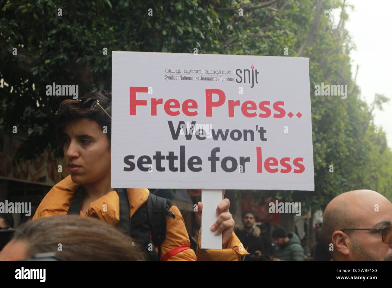 Die nationale union tunesischer Journalisten SNJT organisierte heute, Mittwoch, den 10. Januar, eine Protestbewegung vor dem Gericht erster Instanz von Tunis für die Freilassung von 3 Journalisten, die von den Behörden verhaftet wurden.Foto Wassime Mahjoub. Eine Demonstration der Solidarität mit den verhafteten Journalisten. Stockfoto