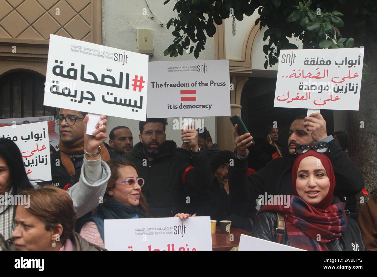 Die nationale union tunesischer Journalisten SNJT organisierte heute, Mittwoch, den 10. Januar, eine Protestbewegung vor dem Gericht erster Instanz von Tunis für die Freilassung von 3 Journalisten, die von den Behörden verhaftet wurden.Foto Wassime Mahjoub. Eine Demonstration der Solidarität mit den verhafteten Journalisten. Stockfoto