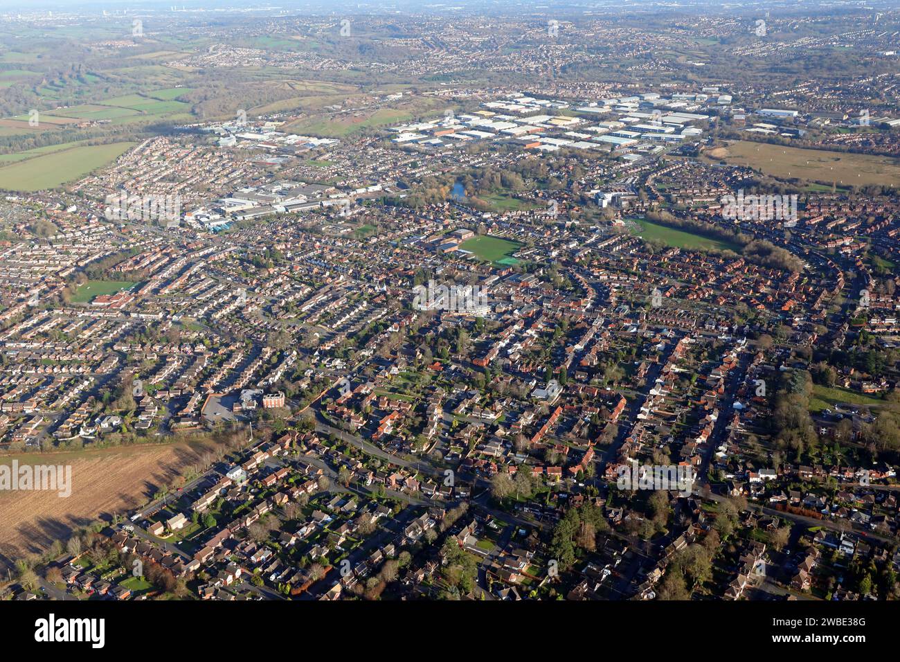 Luftaufnahme der Stadt Kingswinford mit Blick nach Osten in Richtung Pensnett Trading Estate im Hinterland Stockfoto