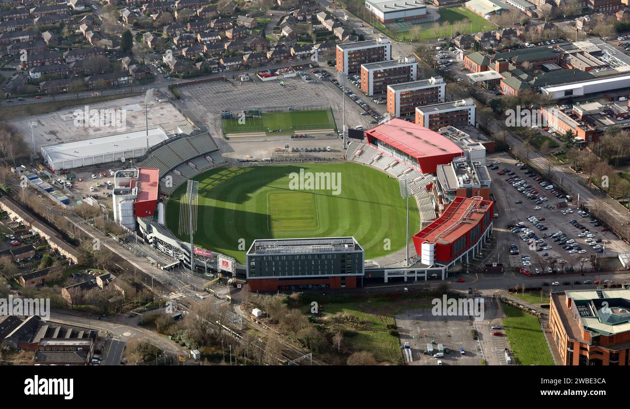 Aktuelle (2024) Luftaufnahme des Old Trafford Cricket Ground in Manchester Stockfoto