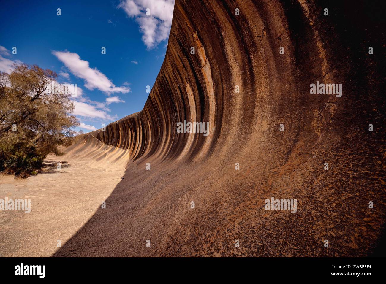 Der Wave Rock, eine natürliche Gesteinsformation, geformt wie eine hohe, brechende Meereswelle. Australien Stockfoto