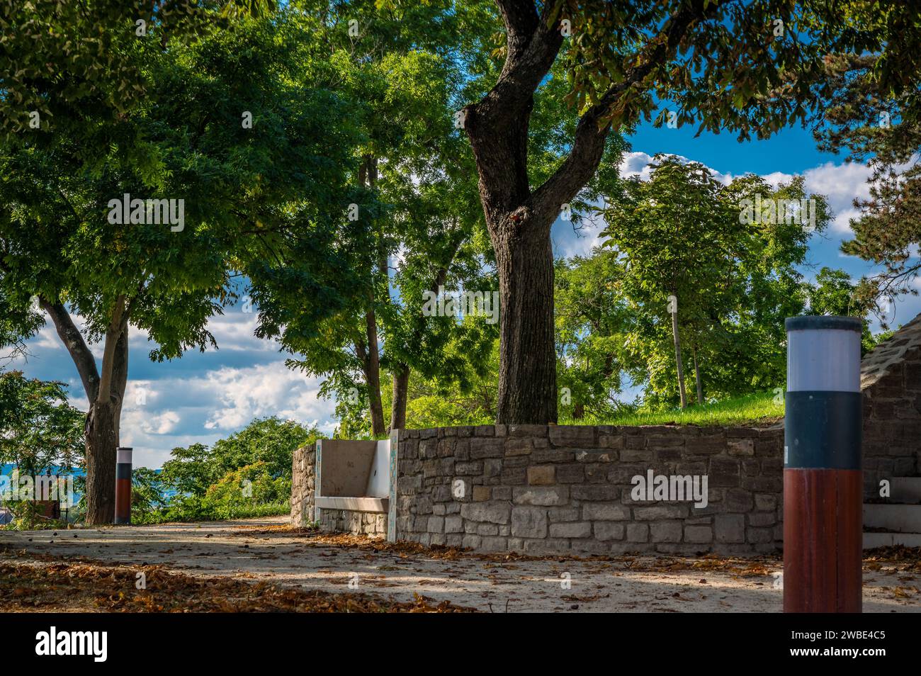 Grüner Park neben dem berühmten Benediktinerkloster von Tihany, dem Balaton-See Stockfoto